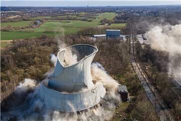 Der Schlusspunkt des Sprengtages in Lünen: Am Sonntag (28. März) fiel nach Schornstrein und Kesselhaus auch der Kühlturm in sich zusammen.