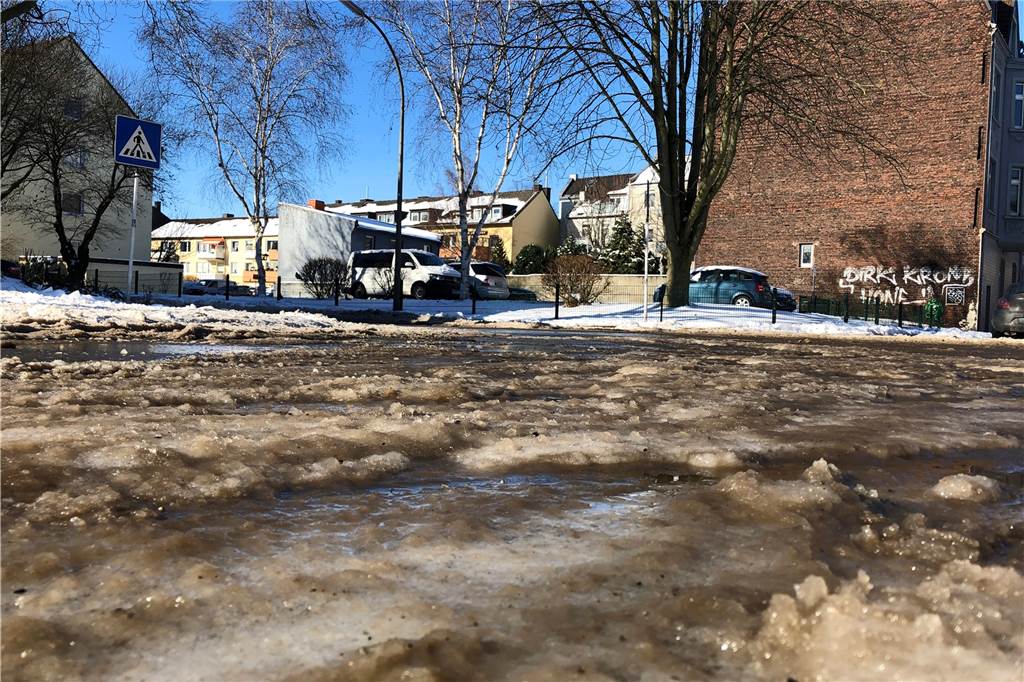 Winterchaos endet bald: Welche Folgen hat das Tauwetter für Dortmund? Der Schnee beginnt ganz langsam zu tauen. Am Samstag (13.2.) sind zwar noch Minusgrade, doch die Sonne gibt alles und verwandelt den Schnee stellenweise in braunen Matsch - hier in einer Wohnsiedlung in Körne.