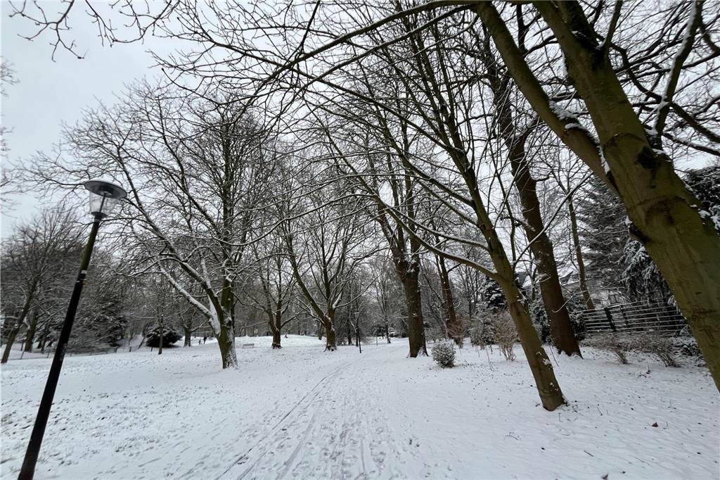 Der Schnee blieb mehrere Zentimeter dick liegen.