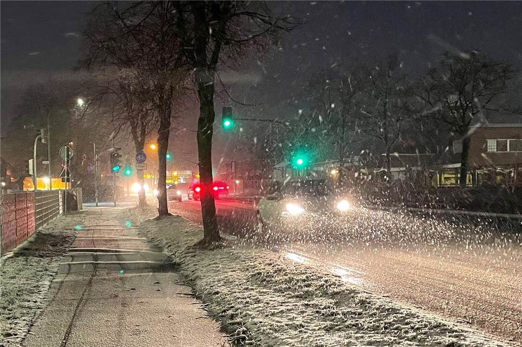 Der Schnee überraschte die Autofahrer am Freitag im Berufsverkehr. Nennenswerte Unfälle gab es aber keine.