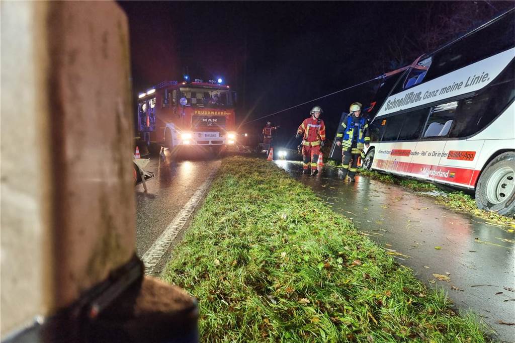 „Immer noch am Zittern“: Unfall mit Schnellbus schockt Passagiere Der Schnellbus in Schräglage und die Feuerwehr