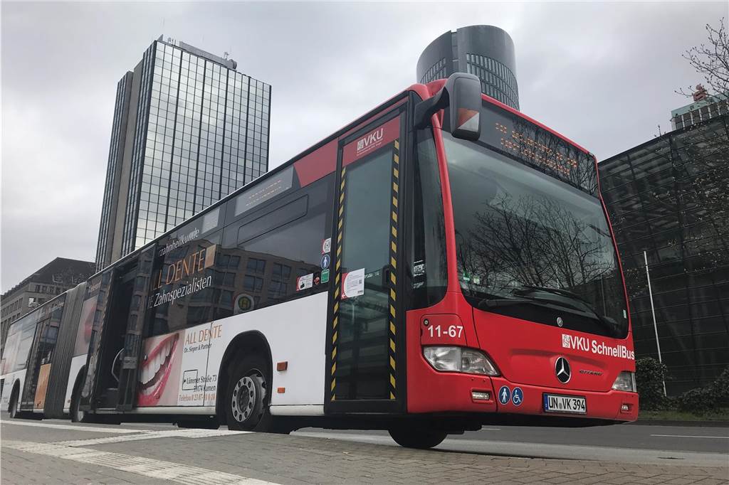 VKU erwägt Ausschluss von E-Scootern auf bestimmten Strecken Der S30 Bus steht an der Haltestelle Dortmund Hauptbahnhof.