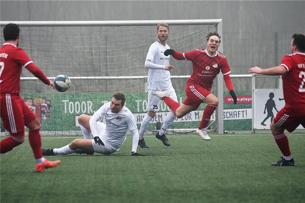 RW Deuten holt Verstärkung aus der Westfalenliga: Neuzugang von Vestia Disteln Ben Beisenbusch wird gefoult