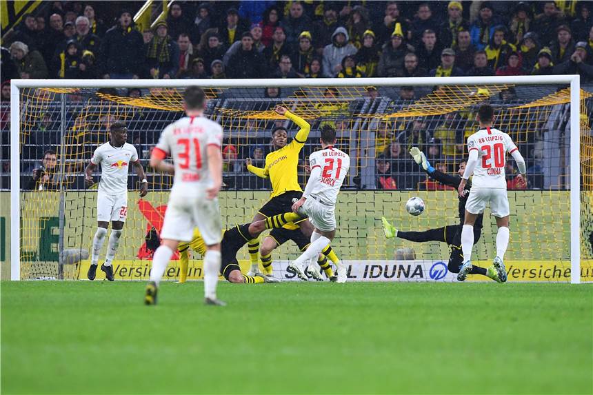 BVB beim 3:3 gegen Leipzig erst wie im Rausch - und dann verkatert Der Schock für den BVB: Patrik Schick (M.) trifft zum 3:3.