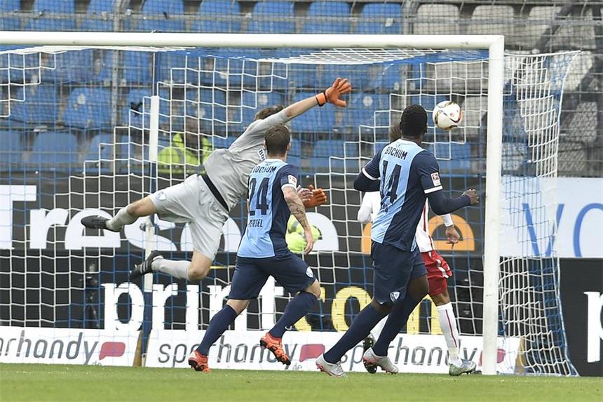 Bochum büßt die Tabellenführung ein Der Schock für den VfL Bochum: Marcel Sabitzer (nicht im Bild) erzielt den Leipziger Siegtreffer.