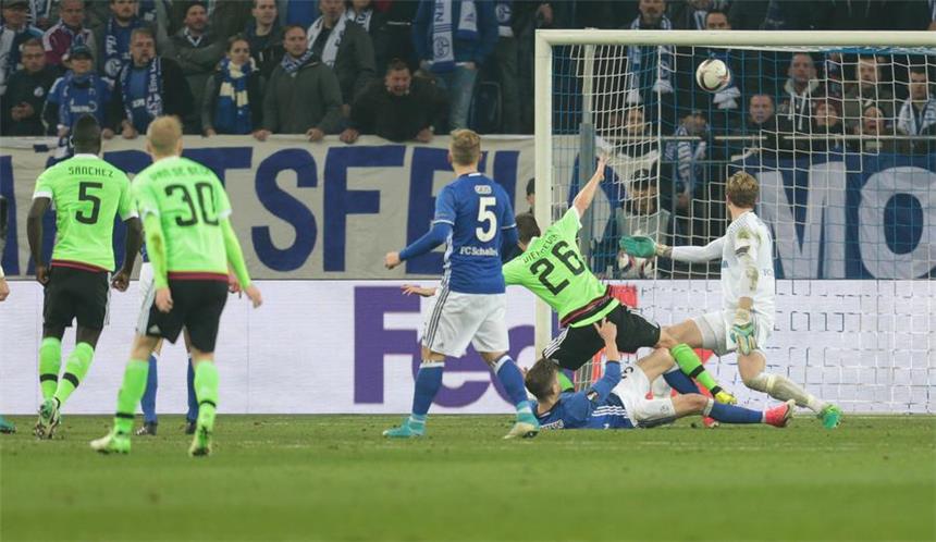 Der Schockmoment: Nick Viergever von Amsterdam erzielt das 3:1.