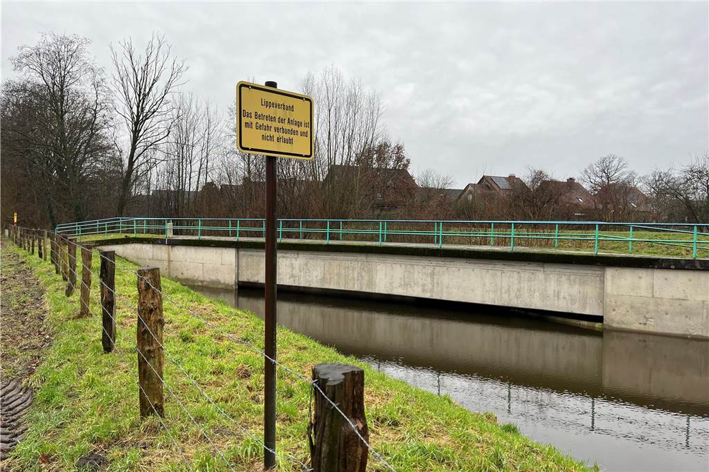Anwohnerin besorgt: „Wasser im Schölzbach sinkt nicht“ Schölzbach in Dorsten