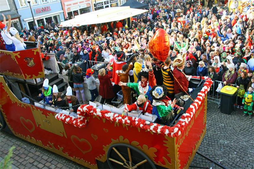 Alle Infos zum Rosenmontagszug in Werne Der schöne Wagen der KG Rot-Gold Werne.