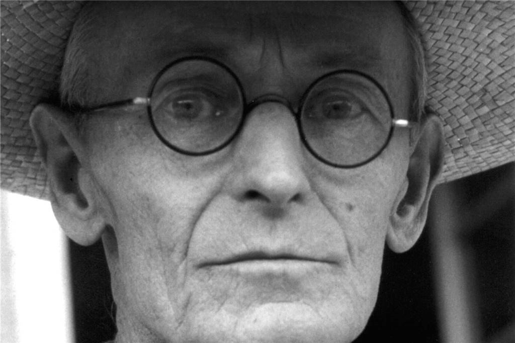 Der Schriftstellers Hermann Hesse wurde am 2. Juli 1877 in Calw/Württemberg geboren und verstarb am 9. August 1962 in Montagnola/Schweiz. 1946 wurde er mit dem Nobelpreis für Literatur ausgezeichnet.