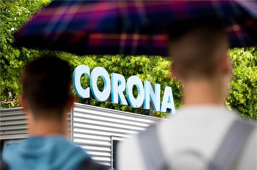 Steigende Inzidenzen: Politiker zweifeln an Aussagekraft der Zahlen Der Schriftzug «Corona» ist auf dem Dach eines Containers der Ausstellung «Das Corona-Ding» in Hannover zu lesen.