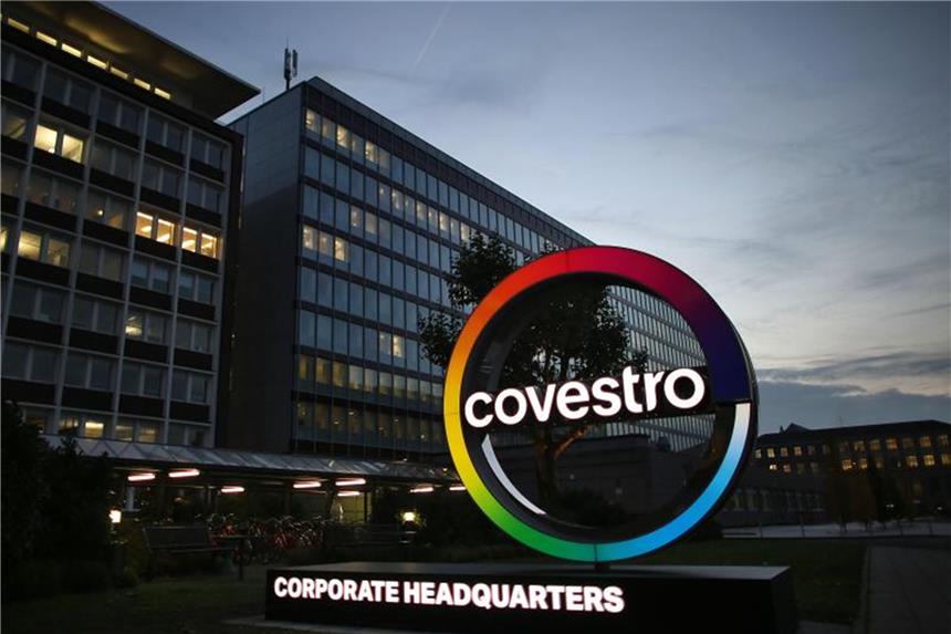 Der Schriftzug „Covestro“ leuchtet auf dem Gelände der Firmenzentrale. Foto: Oliver Berg/Archiv