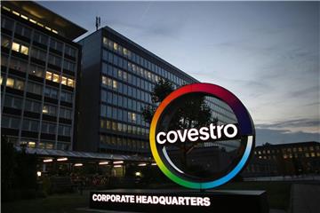 Der Schriftzug „Covestro“ leuchtet auf dem Gelände der Firmenzentrale. Foto: Oliver Berg/Archiv