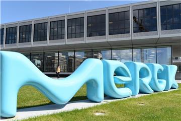Der Schriftzug des Pharma- und Chemiekonzerns Merck KGaA vor dem Innovationszentrum des Unternehmens in Darmstadt. Foto: Arne Dedert