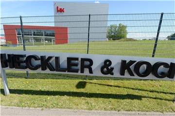 Der Schriftzug des Waffenproduzenten Heckler und Koch in Oberndorf. Foto: Bernd Weissbrod