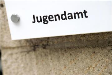 Der Schriftzug "Jugendamt" ist auf einem Schild zu lesen. Foto: Arno Burgi/Archiv