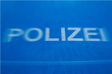 Der Schriftzug "Polizei" auf einem Funkstreifenwagen. Foto: Jens Büttner/Archiv
