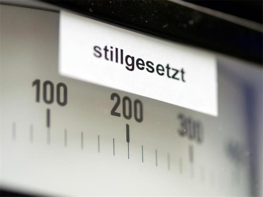 Kosten des Atomausstiegs kommen auf den Prüfstand Der Schriftzug "stillgesetzt" im Kontrollraum des stillgelegten Atomkraftwerks Obrigheim. Foto: Uwe Anspach/Archiv