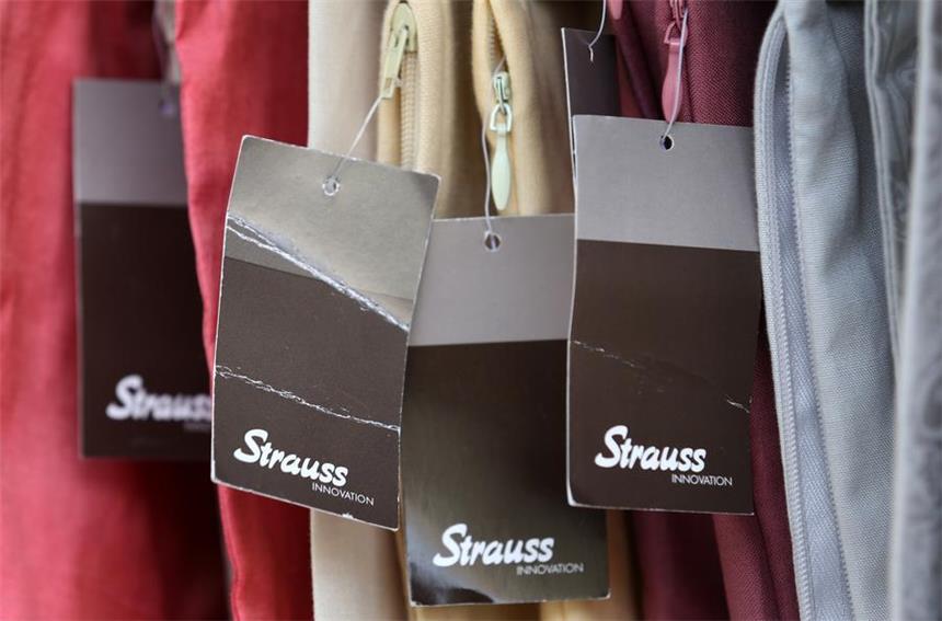 Insolvenzverfahren für Strauss Innovation eröffnet Der Schriftzug Strauss Innovation steht in einem Laden in Düsseldorf auf Etiketten der Modekette.