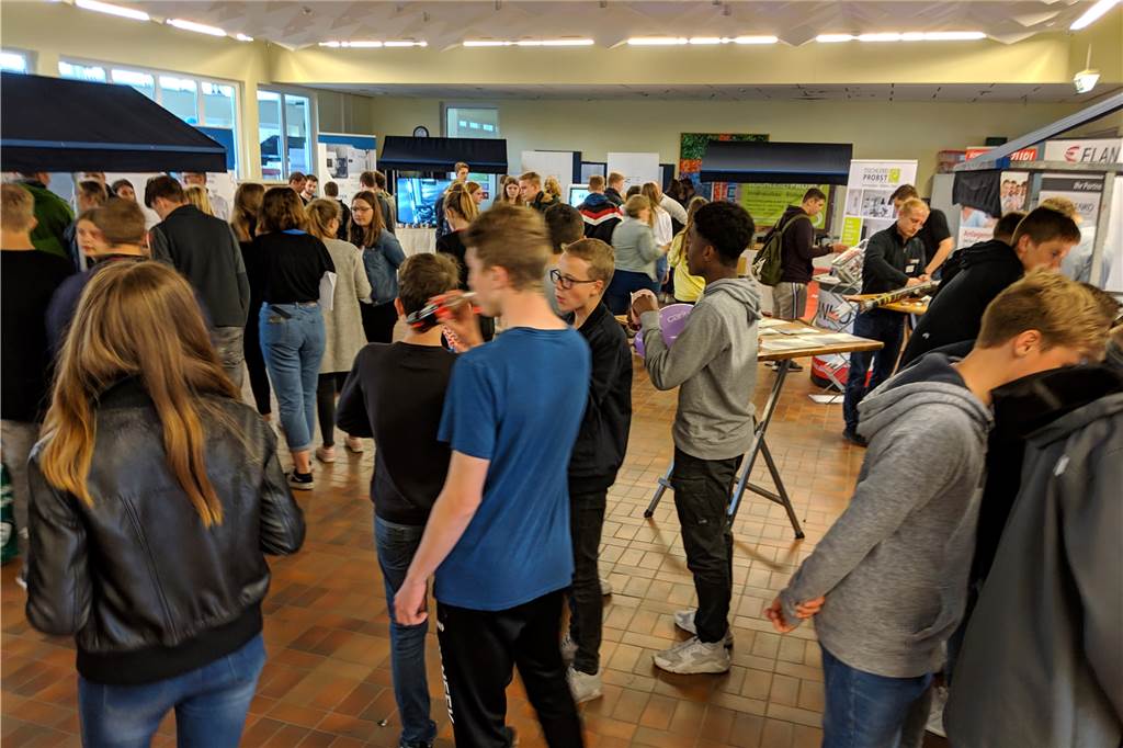 Der Schülerandrang in der Aula war groß bei der Azubi-Messe.