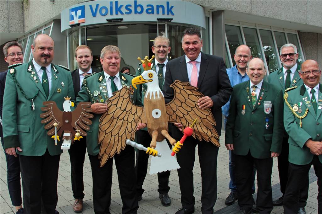 Werner Schützenverein richtet das große Kreis-Königsschießen aus Schützen mit einem Schützenvogel.