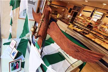 Der Schützenvogel ist - trotz des Ausfalls des Schützenfestes - im Schaufenster der Bäckerei Langhammer ausgestellt.