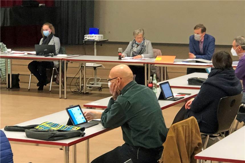 Vier Schüler positiv in Werne - „Eine unglaublich dynamische Entwicklung“ Der Schul- und Sportausschuss mit der neuen Vorsitzenden Marita Funhoff (hinten M.) hörte einen Sachstandsbericht zur Corona-Situation an den Schulen.