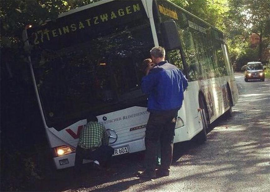 Schulbus-Fahrer verschwieg Beinahe-Unfall Der Schulbus der Linie 271 landete am Montag (22. September) im Graben.