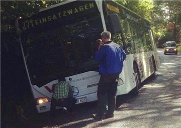Der Schulbus der Linie 271 landete am Montag (22. September) im Graben.