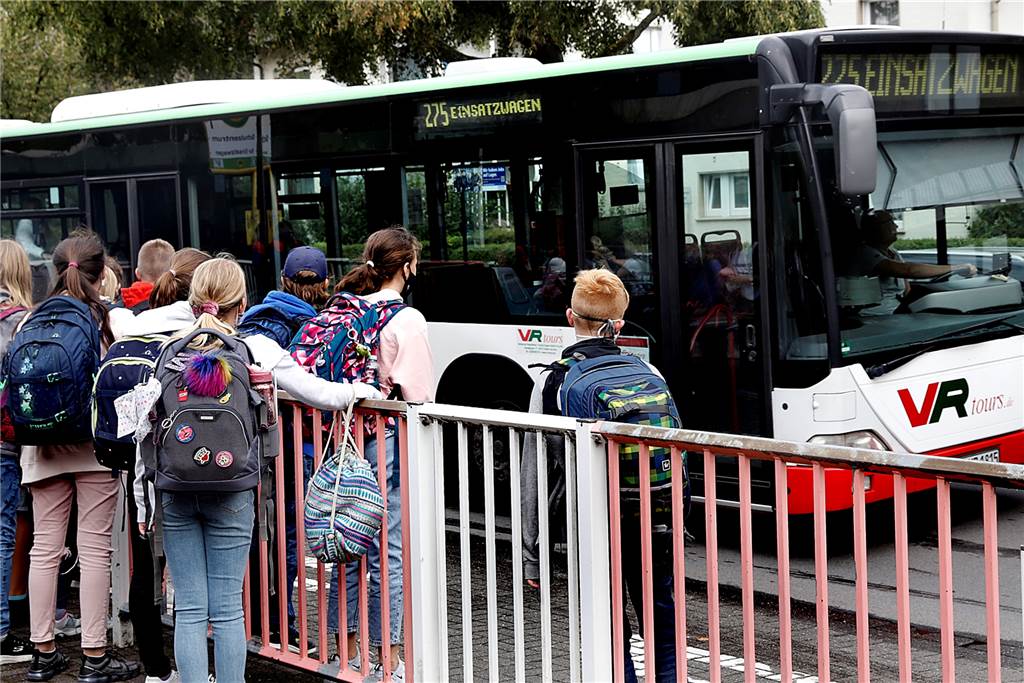Amélie wird aus dem Bus geschmissen - Busfahrer verletzt Fürsorgepflicht Viele Kinder warten an der Schule vor dem Bus.