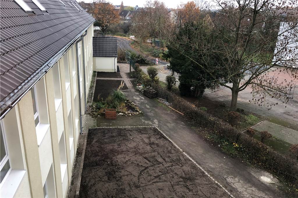 Der Schulgarten ist, nachdem Bauschutt alle von den Kindern gepflanzten Gewächse unter sich begraben hatte, wieder auf Vordermann gebracht worden. 