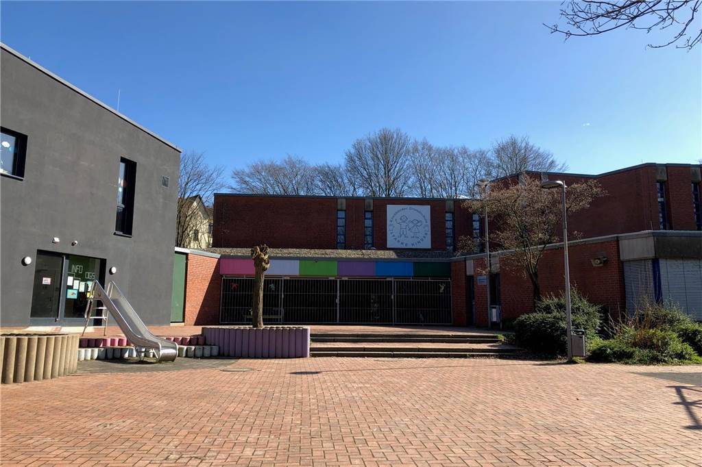Erste Dortmunder Grundschule wegen Coronafalls geschlossen Der Schulhof der Grundschule Kirchhörde.