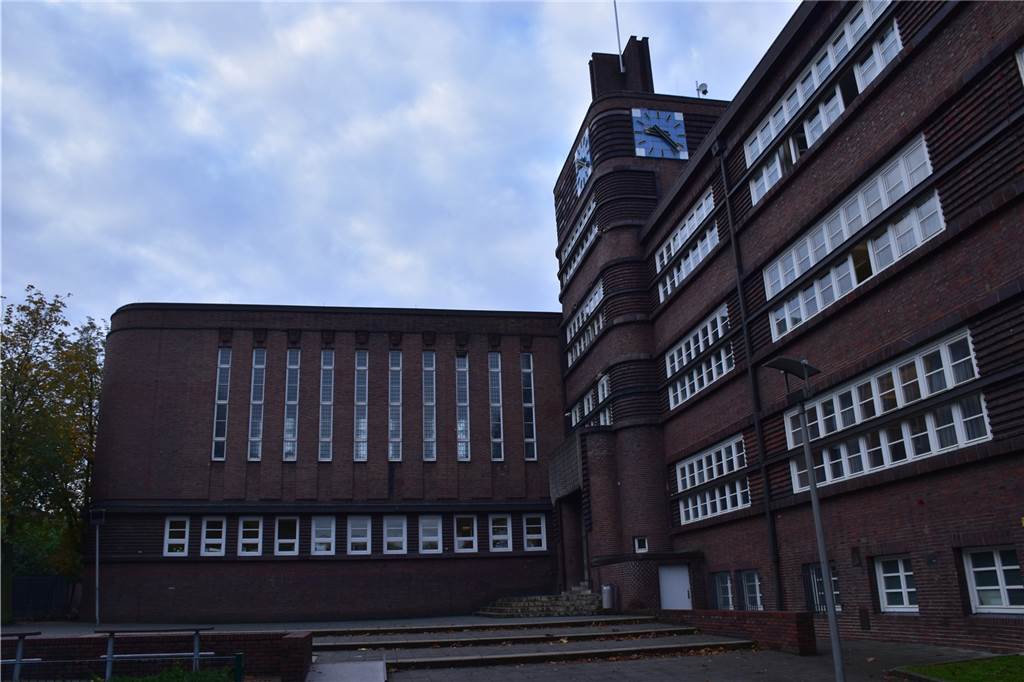 Unruhestörer und Müll: Zaun um Lüner Schule könnte helfen Der Schulhof des FSG biete viele Sitzgelegenheiten für seine Schüler. Diese werden in den Abendstunden und am Wochenende aber auch vom Partyvolk benutzt.