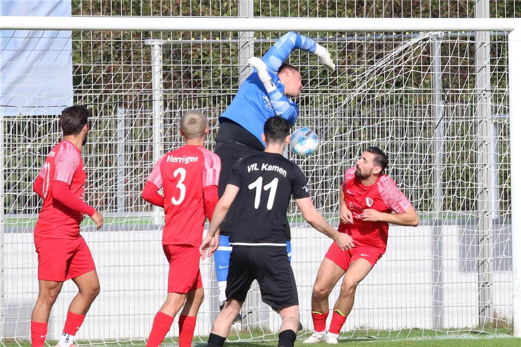 VfL Kamen bleibt nach Sonnentreffer aus 20 Metern dran: Klarer Sieg in Herringen Der Schuss von Ismail Icen zur Führung schlägt hinter Herringens Keeper Maximilian Eul ein, der in die Sonne schauen musste.