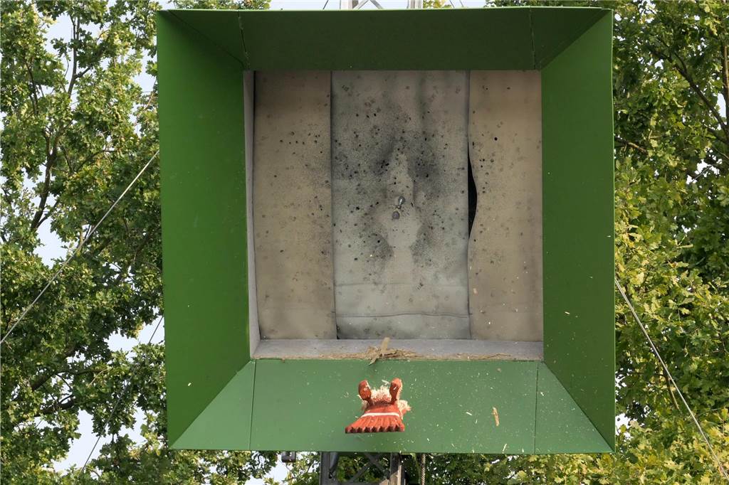 Spannendes und langes Vogelschießen: Die Geschichte des Königsschusses Der Schussfang nach dem entscheidenden Königsschuss. Vom stolzen Holzvogel ist nicht mehr viel übrig geblieben.
