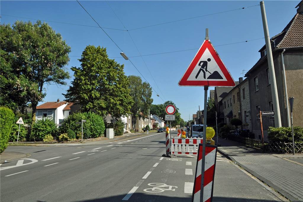 Der Schutzstreifen für Radfahrer an der Leveringhauser Straße und an der Ickerner Straße wird zum Teil als gefährlich wahrgenommen: rechts parkende Autos, daneben die vorbeifahrenden im fließenden Verkehr.