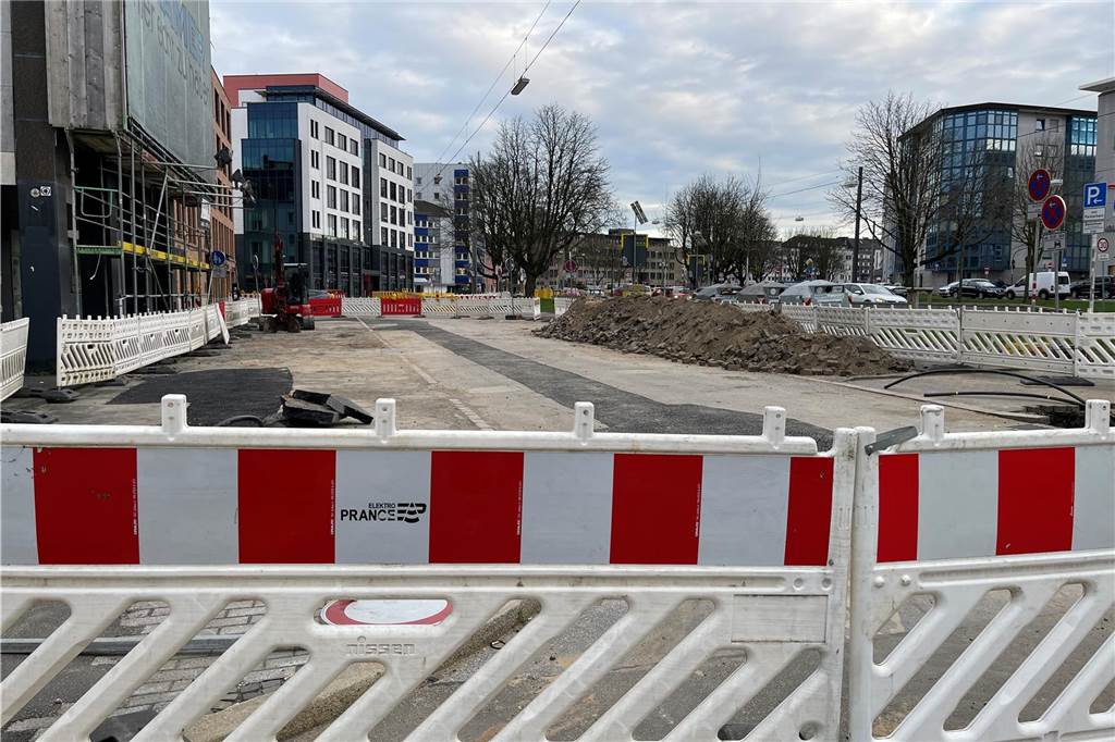 „Ich werfe der Stadt Inkompetenz vor“: Familie Reitmayer lebt zwischen Baustellen Der Schwanenwall ist aktuell wegen Bauarbeiten zum Radwall abgesperrt.