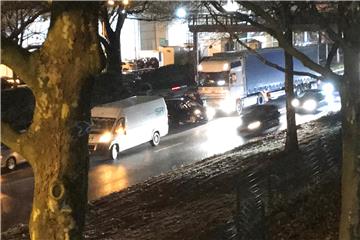 Der schwarze Pkw in der Bildmitte wurde vom Lkw erfasst.