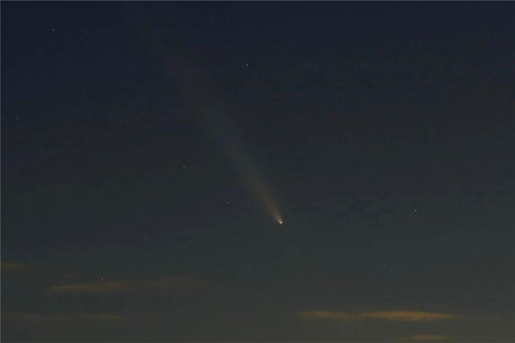 Ein Komet am Himmel über Dortmund Der Komet (rangezoomt) über Dortmund.