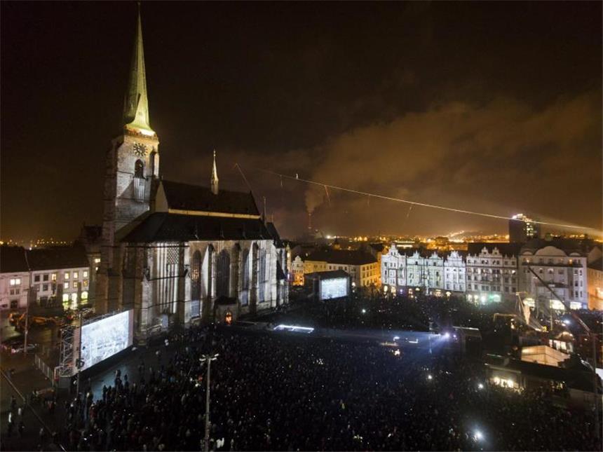 Pilsen gibt Startschuss für ein Jahr Kultur Der Schweizer Artist David Dimitri lief in 60 Meter Höhe quer über den Marktplatz. Foto: Matej Divizna