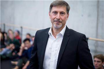 Der Schweizer Choregraf Martin Schläpfer steht im Balletthaus der Deutschen Oper am Rhein in einem Tanzsaal. Foto: Maja Hitij/Archiv