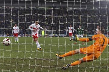 Der Schweizer Ricardo Rodriguez erzielt das 1:0 per Elfmeter. Foto: Niall Carson