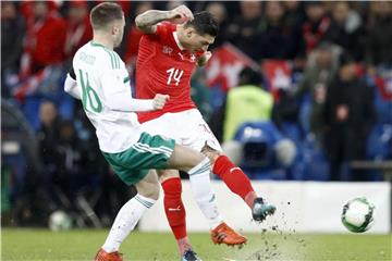 Der Schweizer Steven Zuber (r) und der Nordire Oliver Norwood im Zweikampf. Foto: Peter Klaunzer