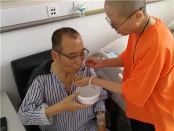 Der schwer krebskranke chinesische Friedensnobelpreisträgers Liu Xiaobo wird von seiner Frau in einem Krankenhaus in Shenyang betreut. Foto: AP