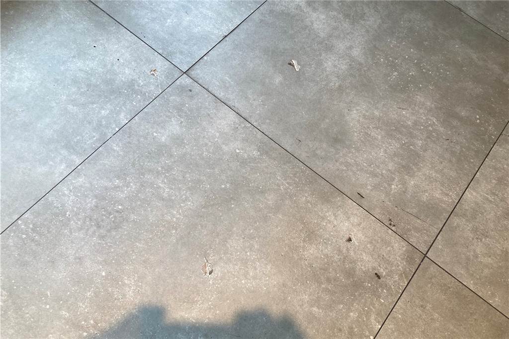 Einbruch in Selmer Bäckerei? Unbekannte werfen Gullideckel durch Glastür Der schwere Gullideckel hinterließ seine Spuren auf dem Fußboden der Bäckerei.