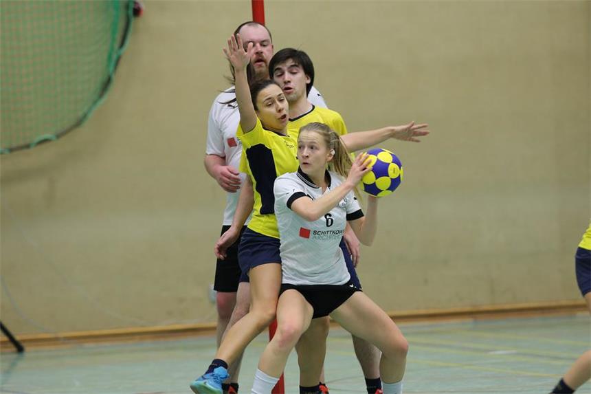 Schweriner ziehen „Hammerlose“ für den Europa Shield Der Schweriner KC, hier mit Lea Witthaus am Ball, trifft beim Europa Shield auf die beiden Finalisten des vergangenen Turniers.
