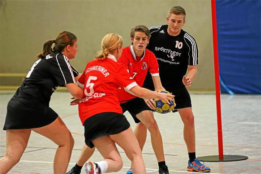 Schweriner KC hofft weiter auf den Titel - die Spiele im Blick Der Schweriner KC (rote Trikot), hier gegen die deutsche U21-Auswahl, ist am Sonntag, 15. Dezember, gastiert beim TuS Schildgen.
