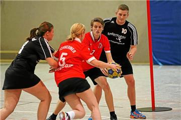 Der Schweriner KC (rote Trikot), hier gegen die deutsche U21-Auswahl, ist am Sonntag, 15. Dezember, gastiert beim TuS Schildgen.