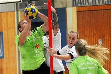 Der Schweriner KC (weiße Hemden), hier im Pokalspiel gegen KC Grün-Weiß 2, will in der Regionalliga erneut punkten.Engel (archiv)