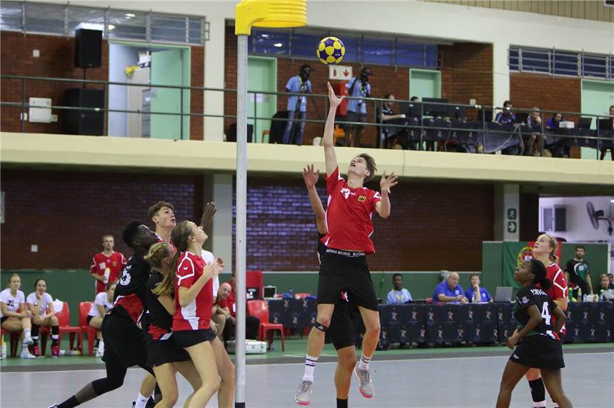 Deutschland löst schon das USA-Ticket Der Schweriner Pascal Demuth (am Ball) steuerte einen Korb zum Sieg gegen Portugal bei.