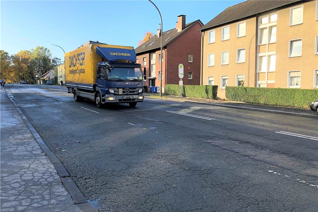 Eine Million Euro Anliegerbeiträge für den Straßenumbau: „Das wird Leben kosten“ Der Schwerlastverkehr habe in den vergangenen Jahren zugenommen, sagen die Ottos. Der Lärm, den sie auf der kaputten Fahrbahn verursachen, zehrt an den Nerven der Senioren.